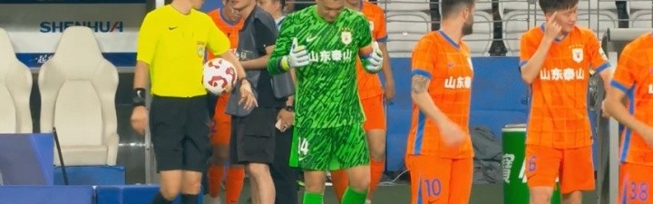 诉苦！王彤找瓦科交流，指了指麦麦提江，随后指向自己的脑袋