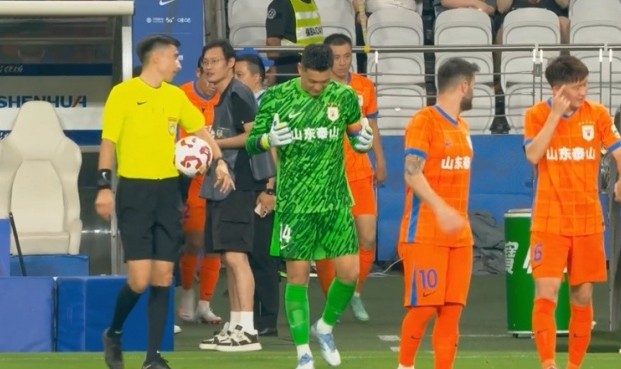 诉苦！王彤找瓦科交流，指了指麦麦提江，随后指向自己的脑袋