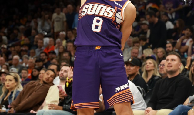 万箭齐发！太阳本场比赛三分56投22中 两项数据都创赛季新高