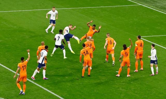 九游体育平台-英格兰获点引争议 英名宿&amp;专家：不该判点球