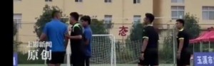 小球员看呆了青少年足球教练不满判罚动手打裁判，演变为群殴